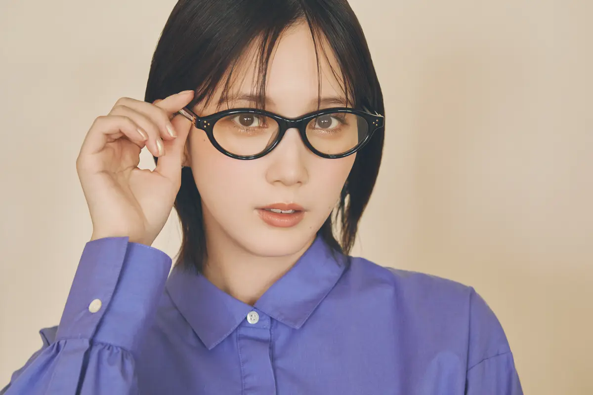 本田翼 ブルーシャツとネイビーのパンツのコーデ