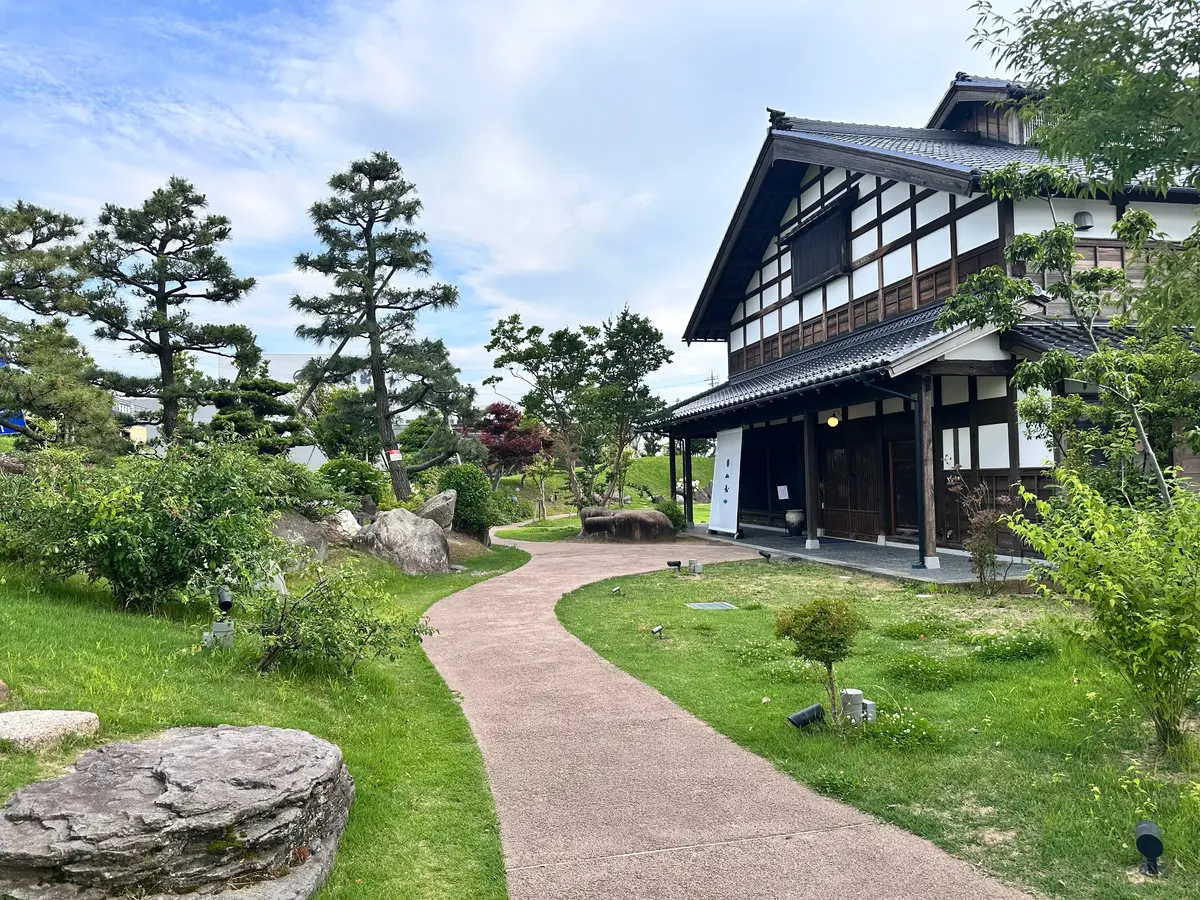 石川県民ならだれもが知る「芝寿し」 金沢駅や小松空港、スーパー、直営店などで売られていて毎日完売するほど人気なローカルフードです！😊  芝寿しは白山インター近くに工場があります。 その芝寿しの工場に併設している芝寿しのさとですが、ランチだけでなくジェラートも販売していることはご存じでしょうか？😮