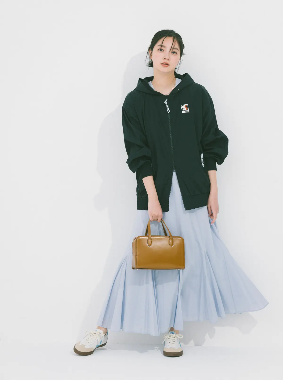 新川優愛 スカートコーデ