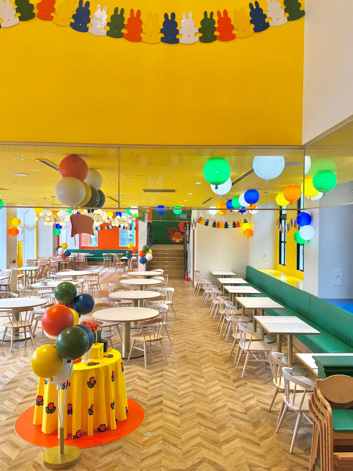 ミッフィー新エリアレストラン「エブリデイ ・セレブレーションキッチン」店内の様子　お取り場から見た1階