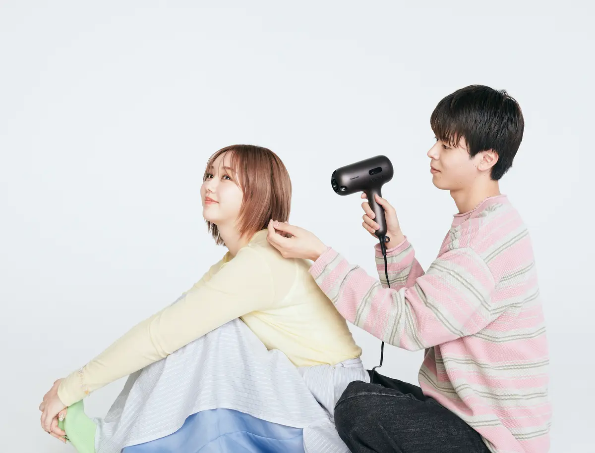 ドライヤーを試すふたり