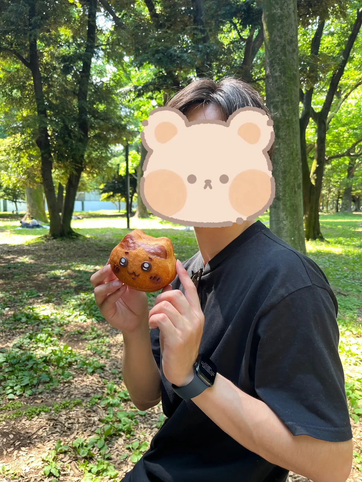 男の人がハチワレパンをもっている写真