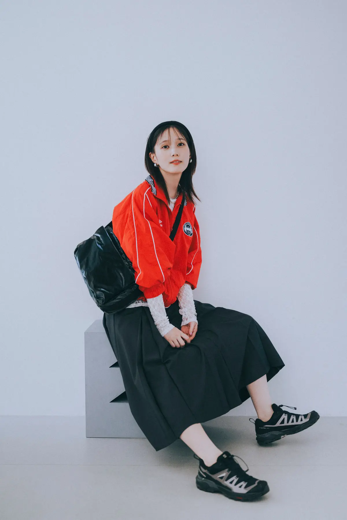 【最高気温21度〜25度の服装】ブルゾン×スカート×スニーカー