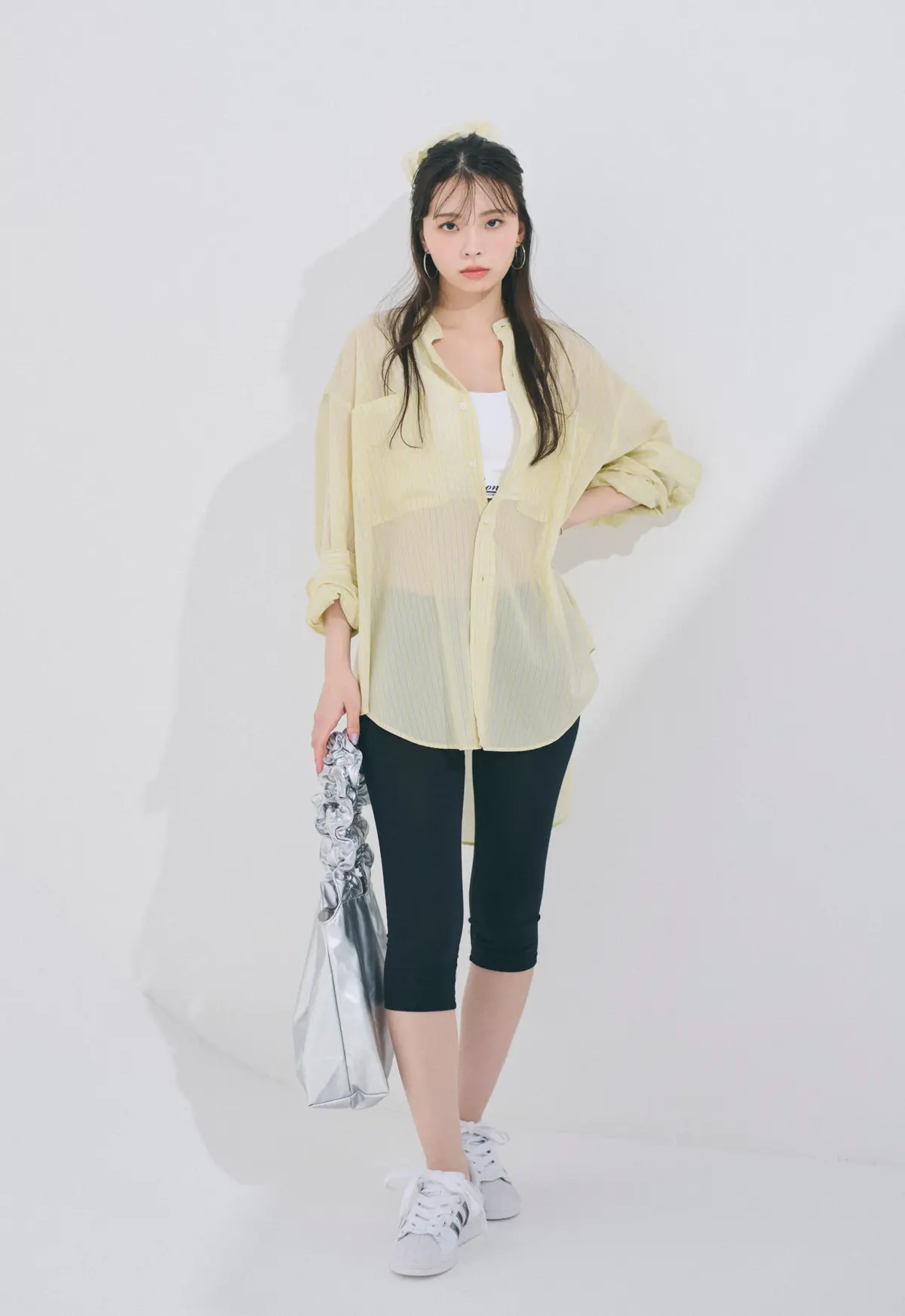 川口ゆりな　シャツとレギンス　全身コーデ