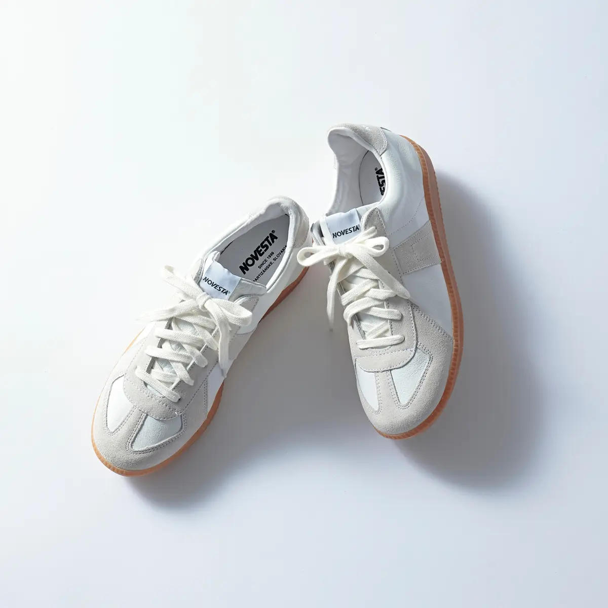 『ノヴェスタ』の白スニーカー