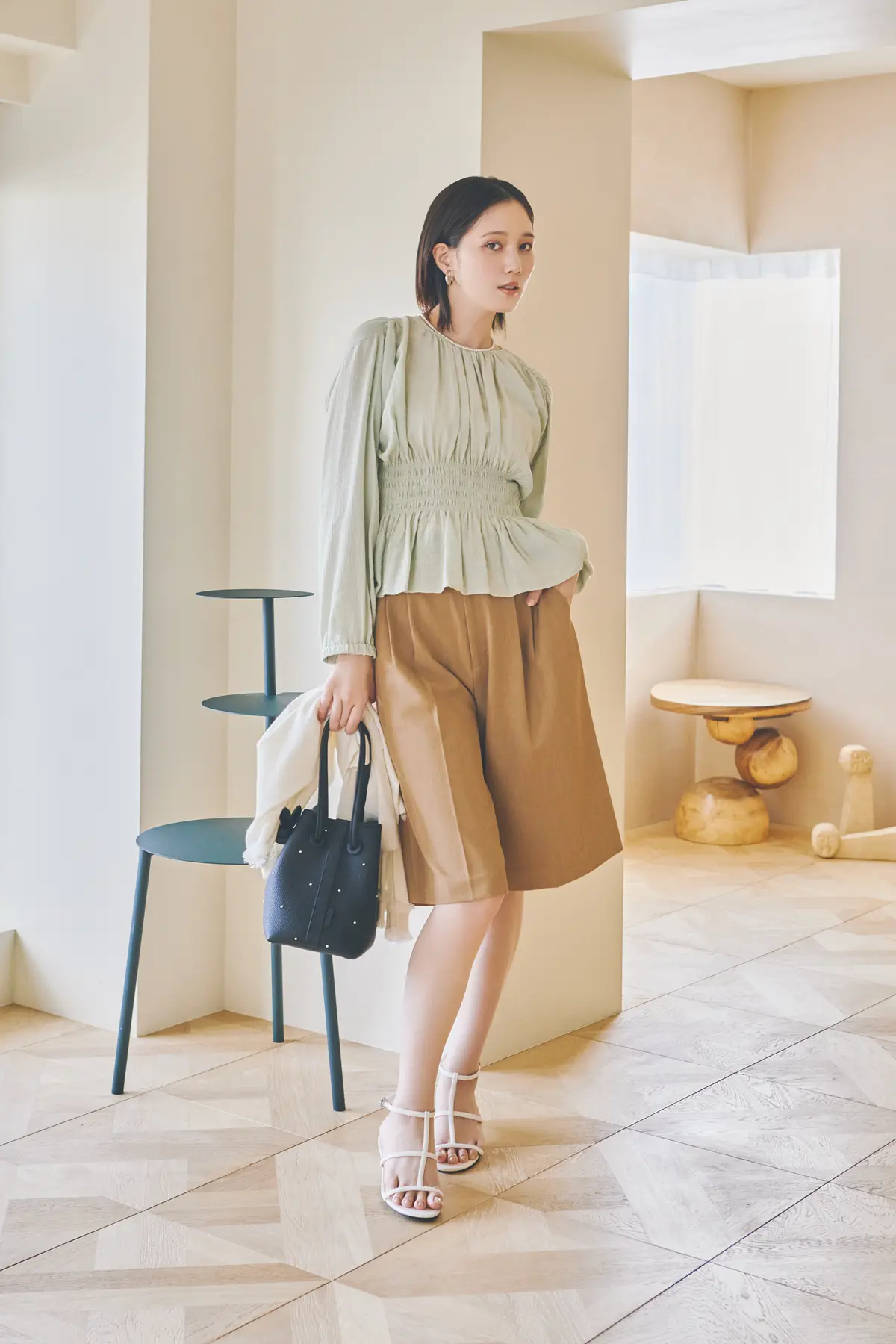 本田翼　ミントブラウスとベージュハーフパンツのコーデ