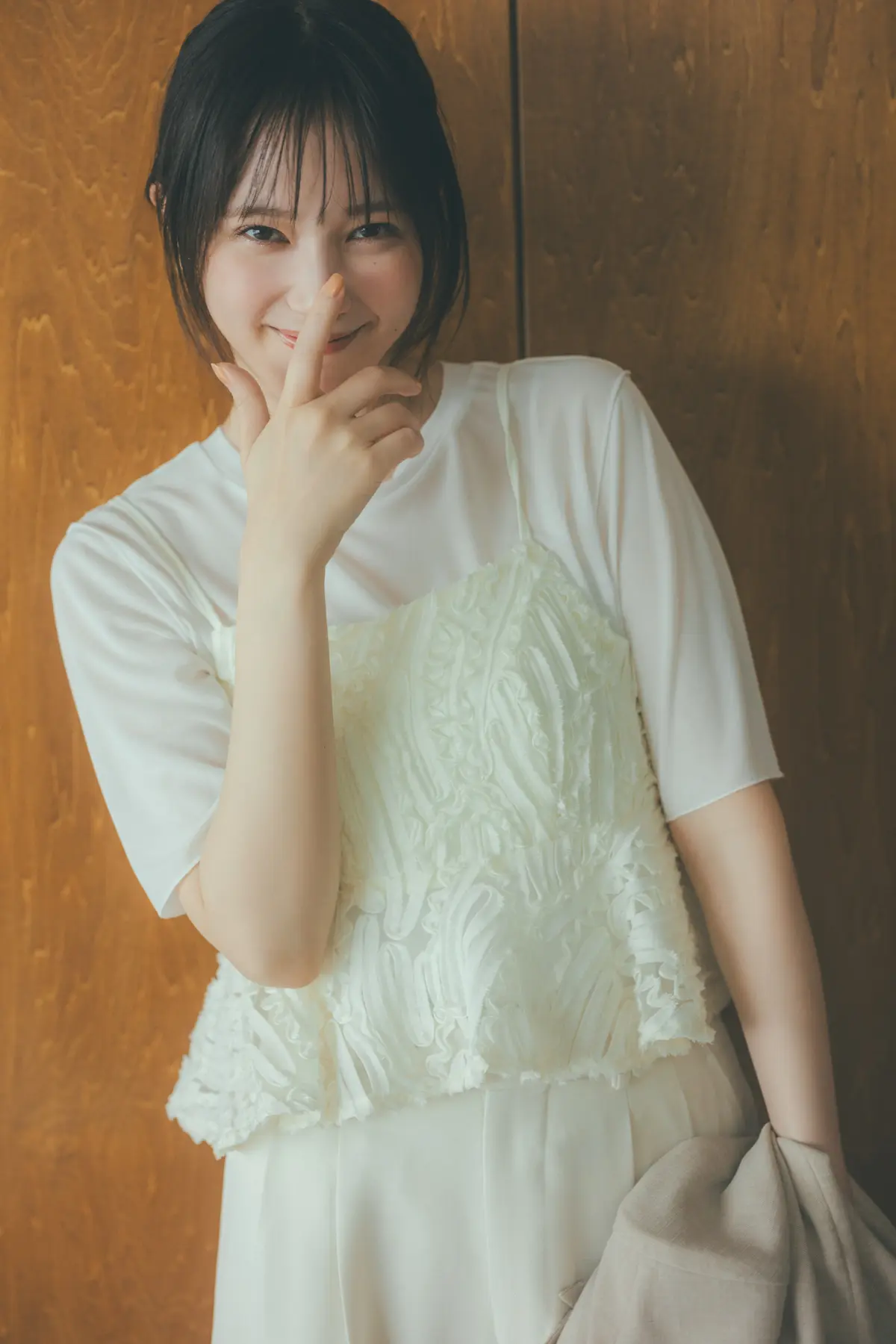 本田翼 白のペプラムきゃみと白パンツのコーデ