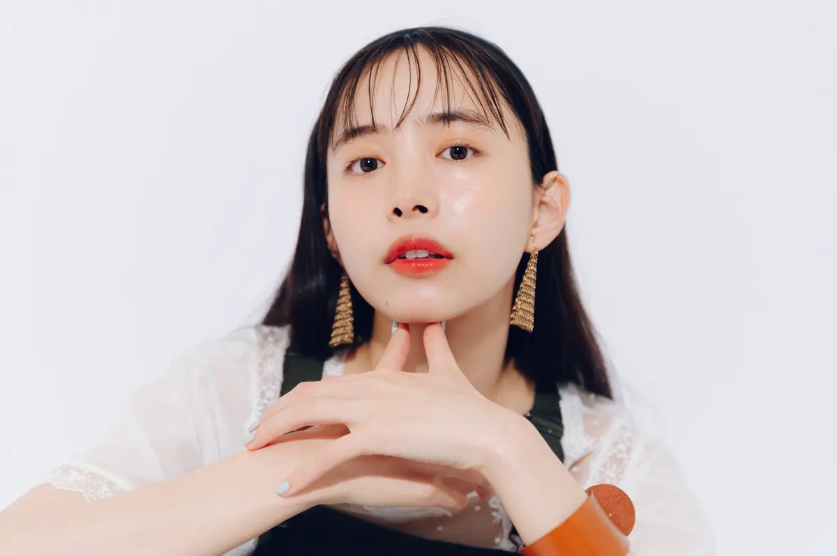 井桁弘恵　ブラウスとサロペットコーデ　より