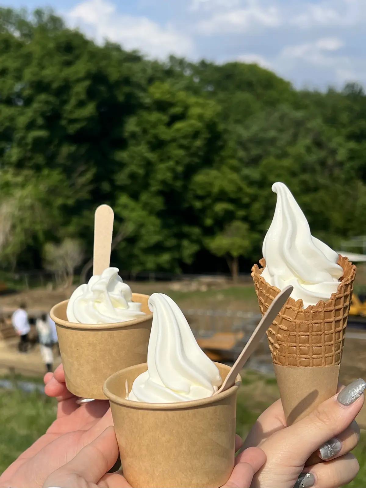 外で食べた3人のアイスクリームの写真