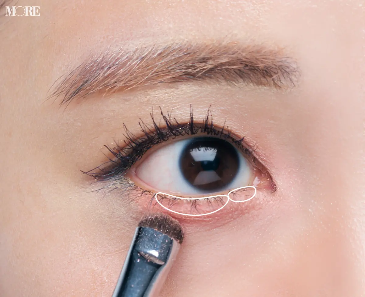 アイシャドウがついたブラシを下瞼に置いた目元