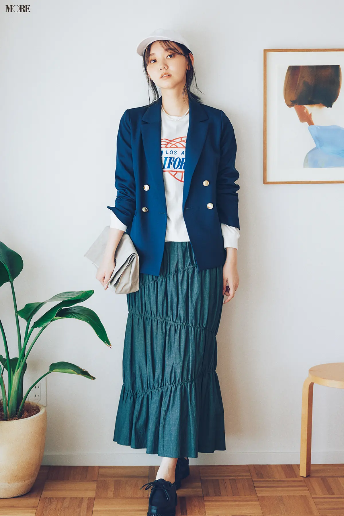 【今日のコーデ】甘いスカート×ロゴTのミックスコーデに紺ブレをはおった江野沢愛美