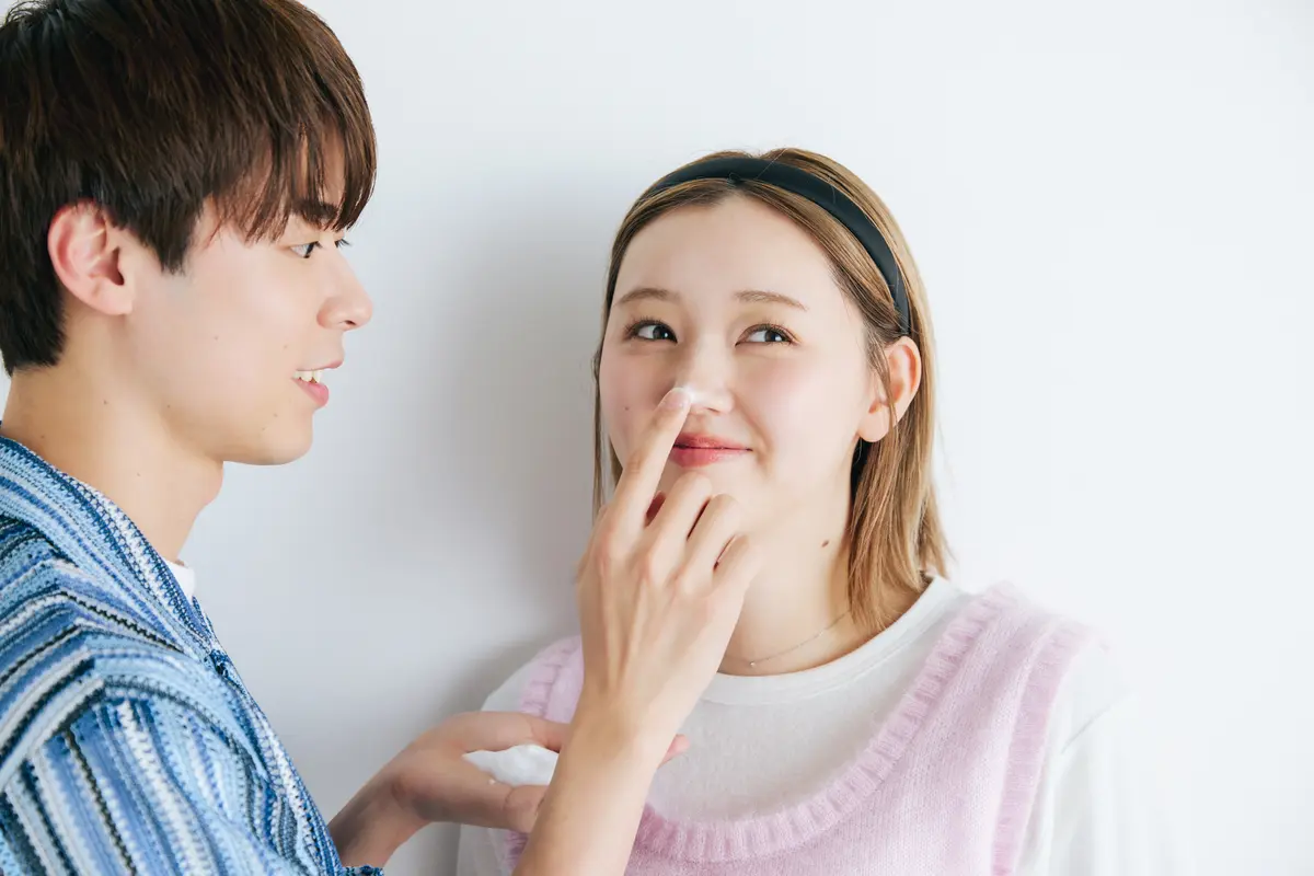 試し塗りする江野沢愛美