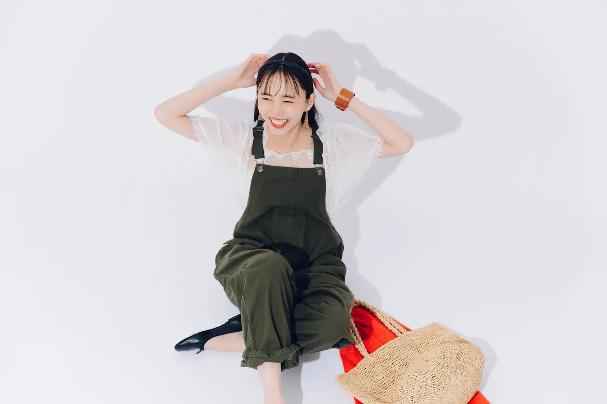 井桁弘恵　ブラウスとサロペットコーデ　全身