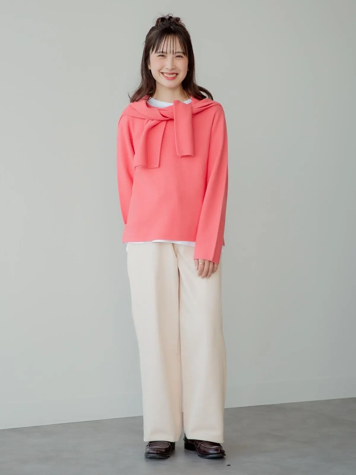 ユニクロ　イエローカーディガン　オフ白パンツコーデ