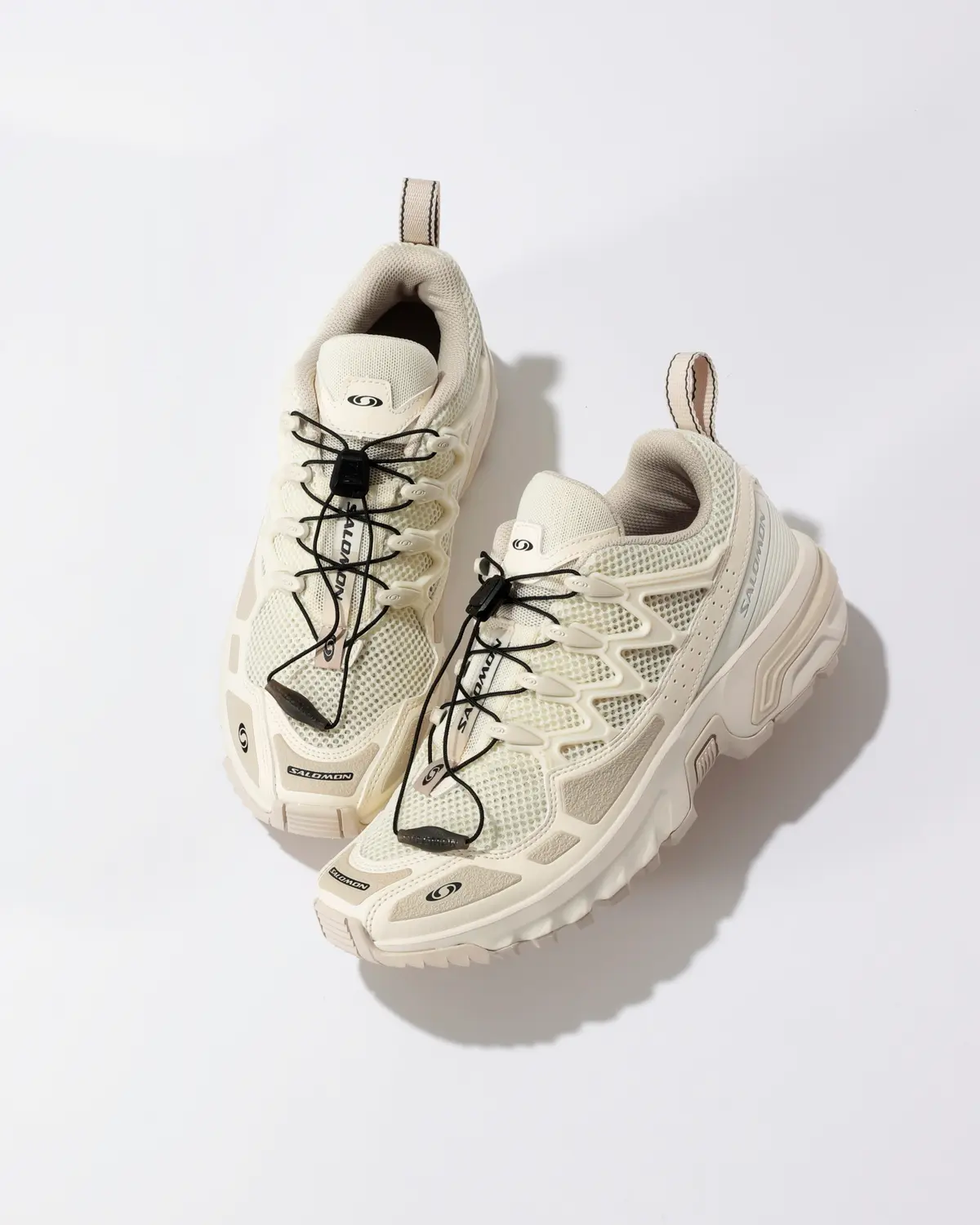 サロモンの白スニーカー