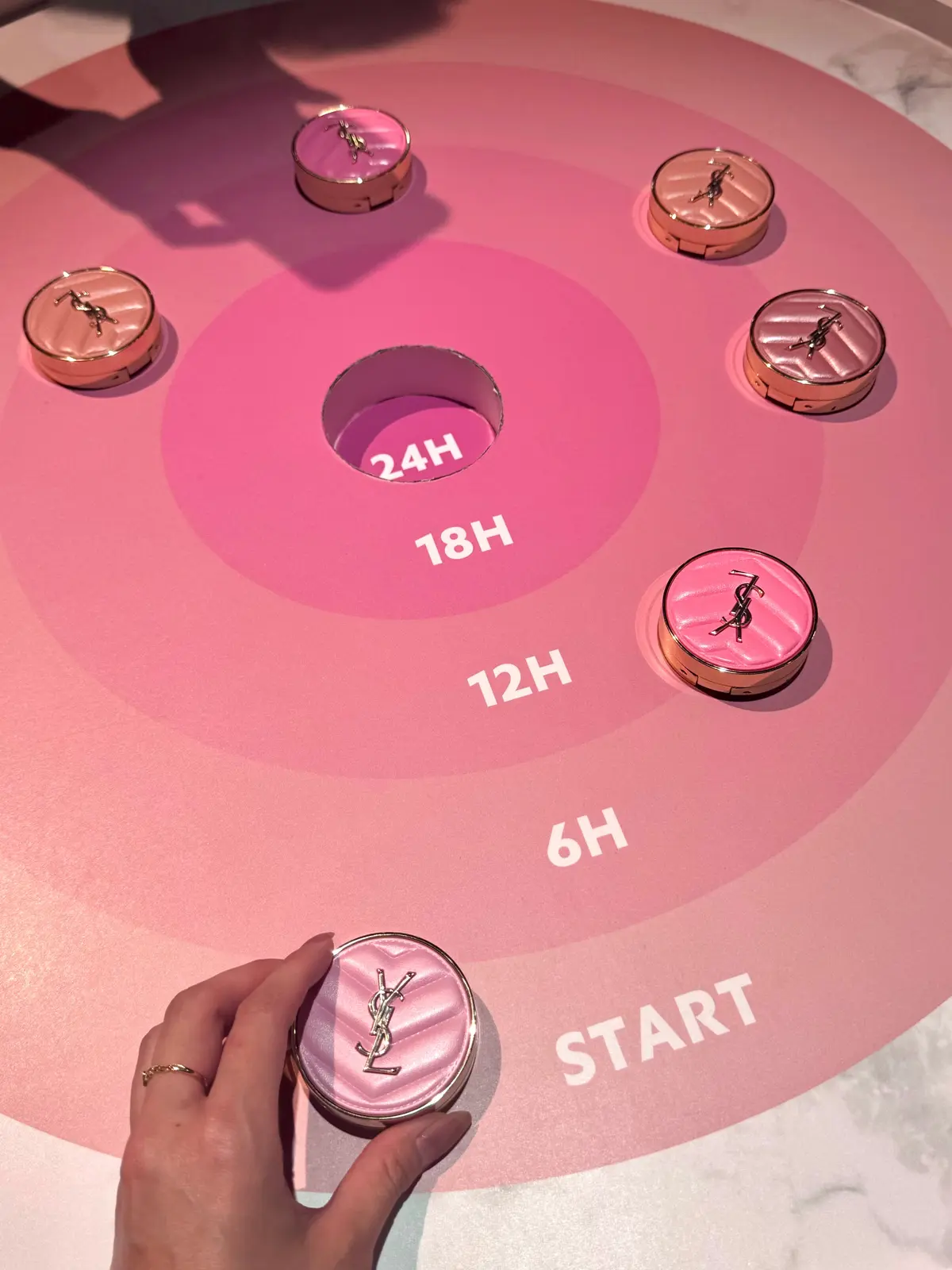 24時間しっかり続くパウダーに因んで、YSLメイクミーブラッシュでホッケーゲーム