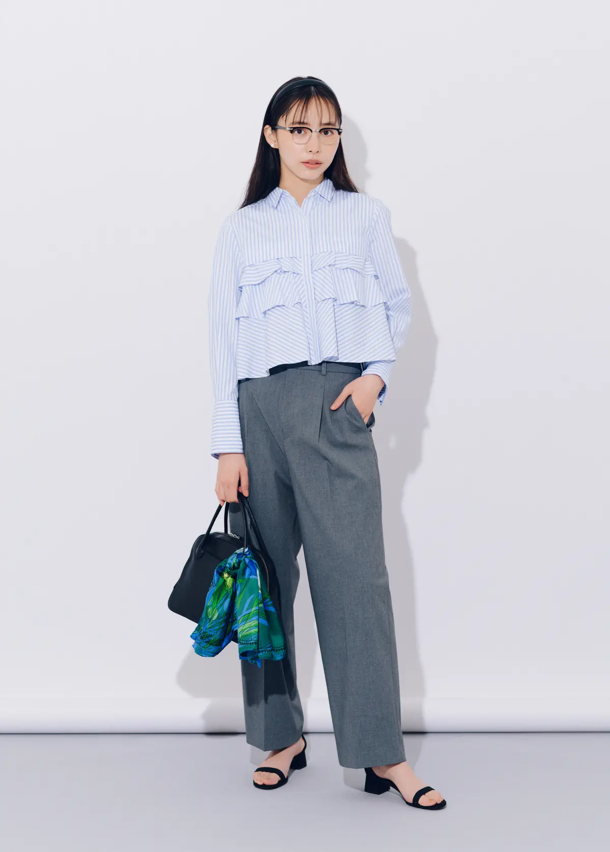 井桁弘恵　黒のサンダルコーデ