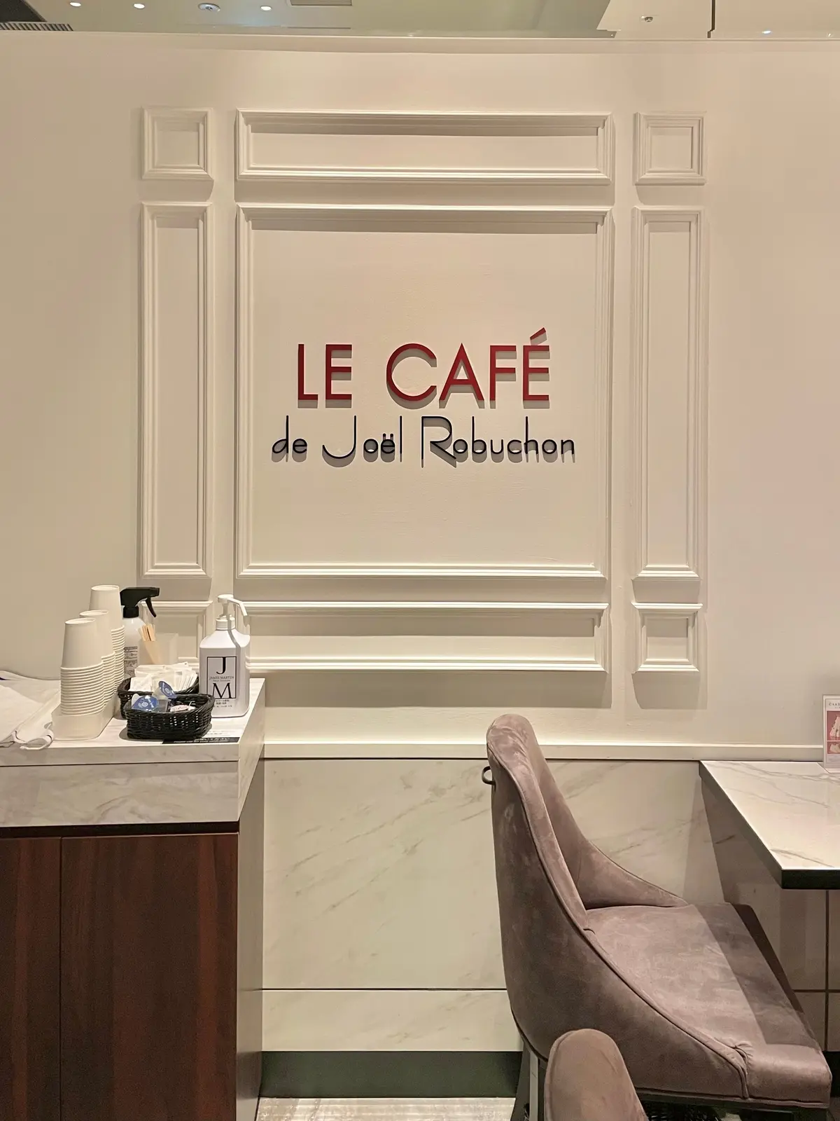 東京・虎ノ門ヒルズにある「LE CAFÉ LA BOUTIQUE de Joël Robuchon（ルカフェ ラ ブティック ドゥ ジョエル ロブション）」のおうちクリスマスにぴったりな新作クリスマスケーキ