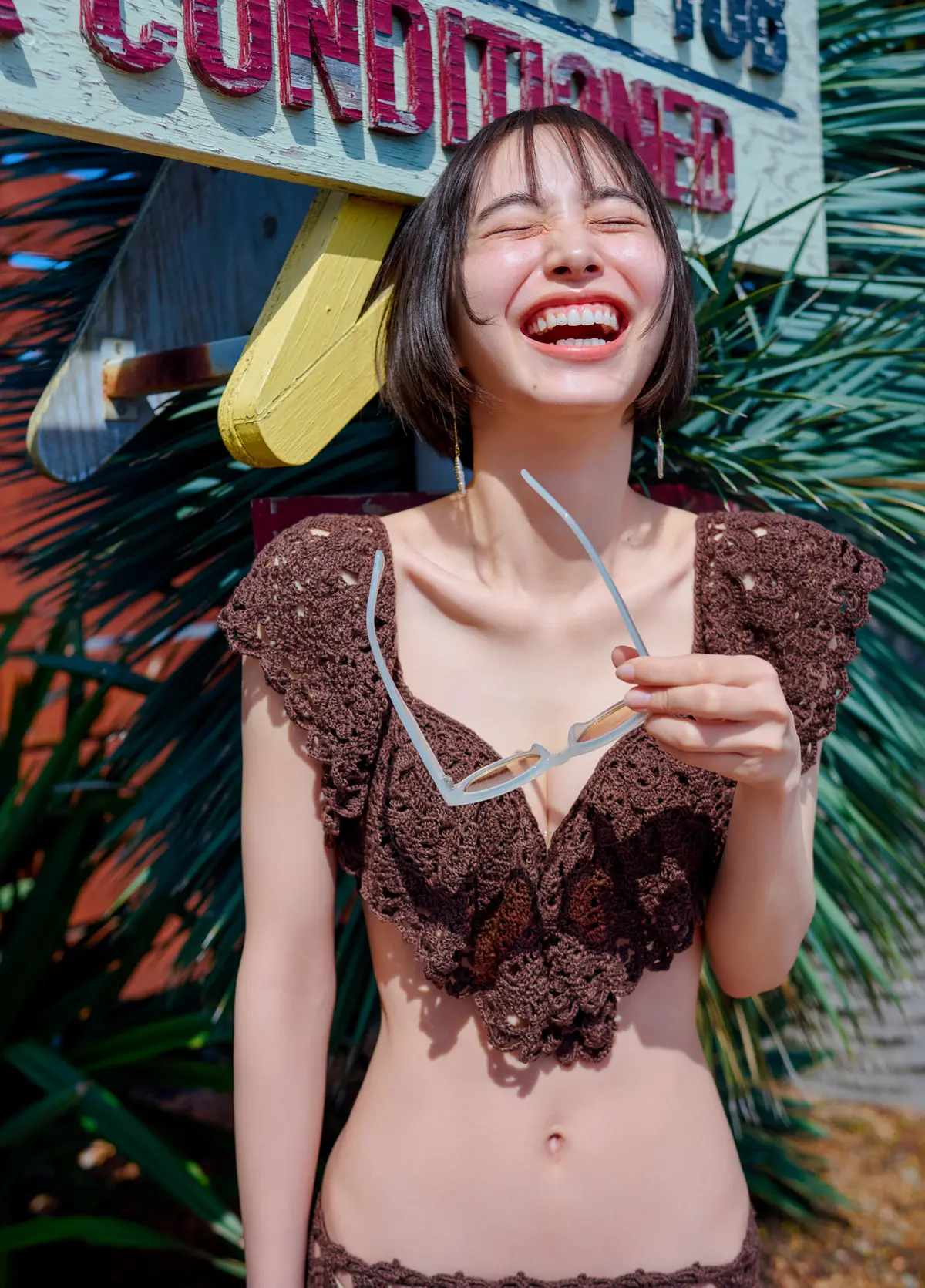 井桁弘恵 スリーブ付きフリル水着