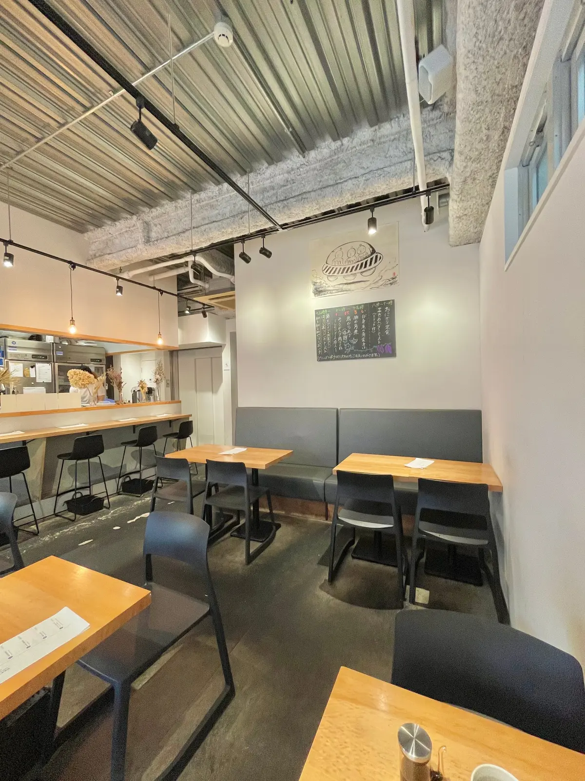 「パンとエスプレッソと」の系列店、大阪 本町で朝から行列ができるカフェ「和レ和レ和」の「おにぎり定食」