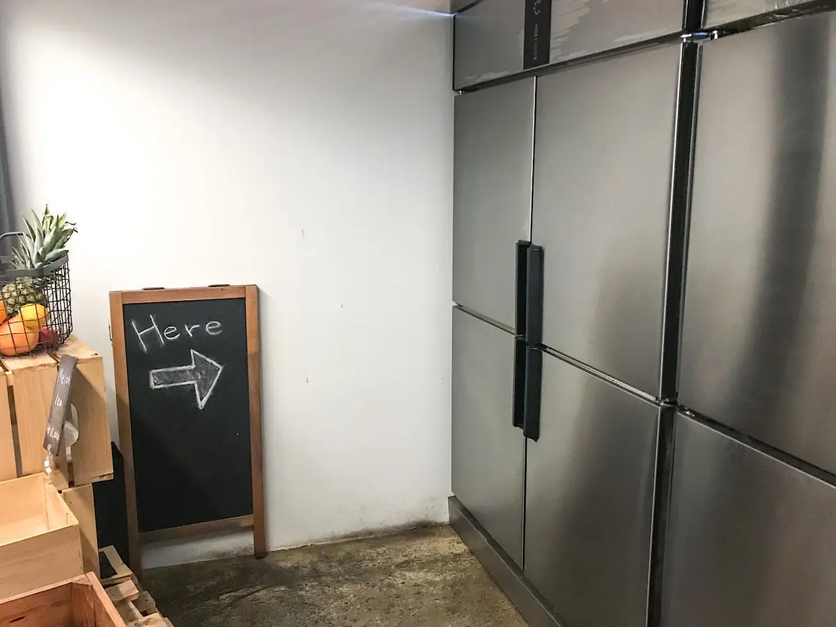 韓国カフェバー『Jean Frigo』の入口、冷蔵庫の扉
