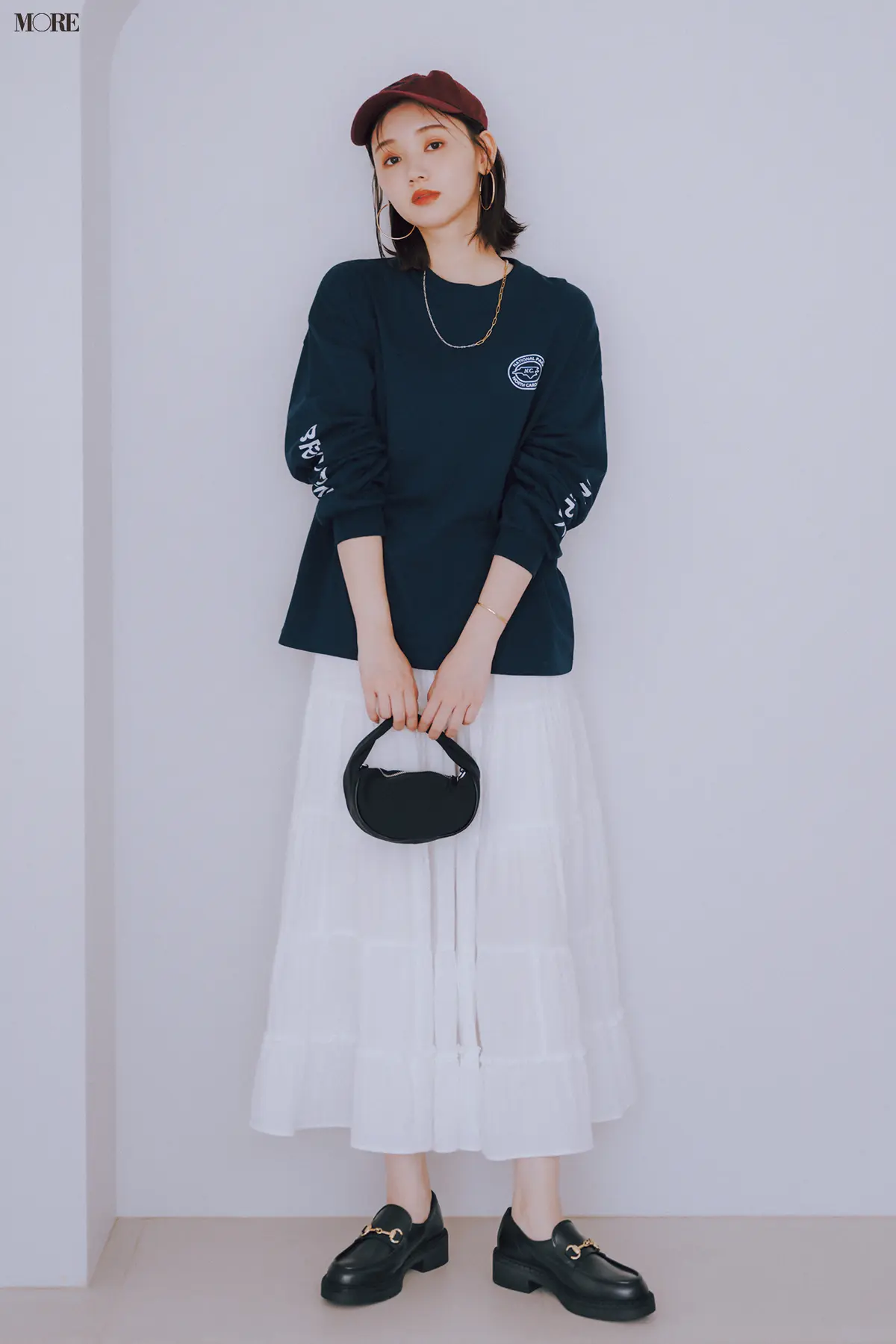 【今日のコーデ】黒ロンT×白フレアスカートに厚底ビットローファーを合わせた江野沢愛美