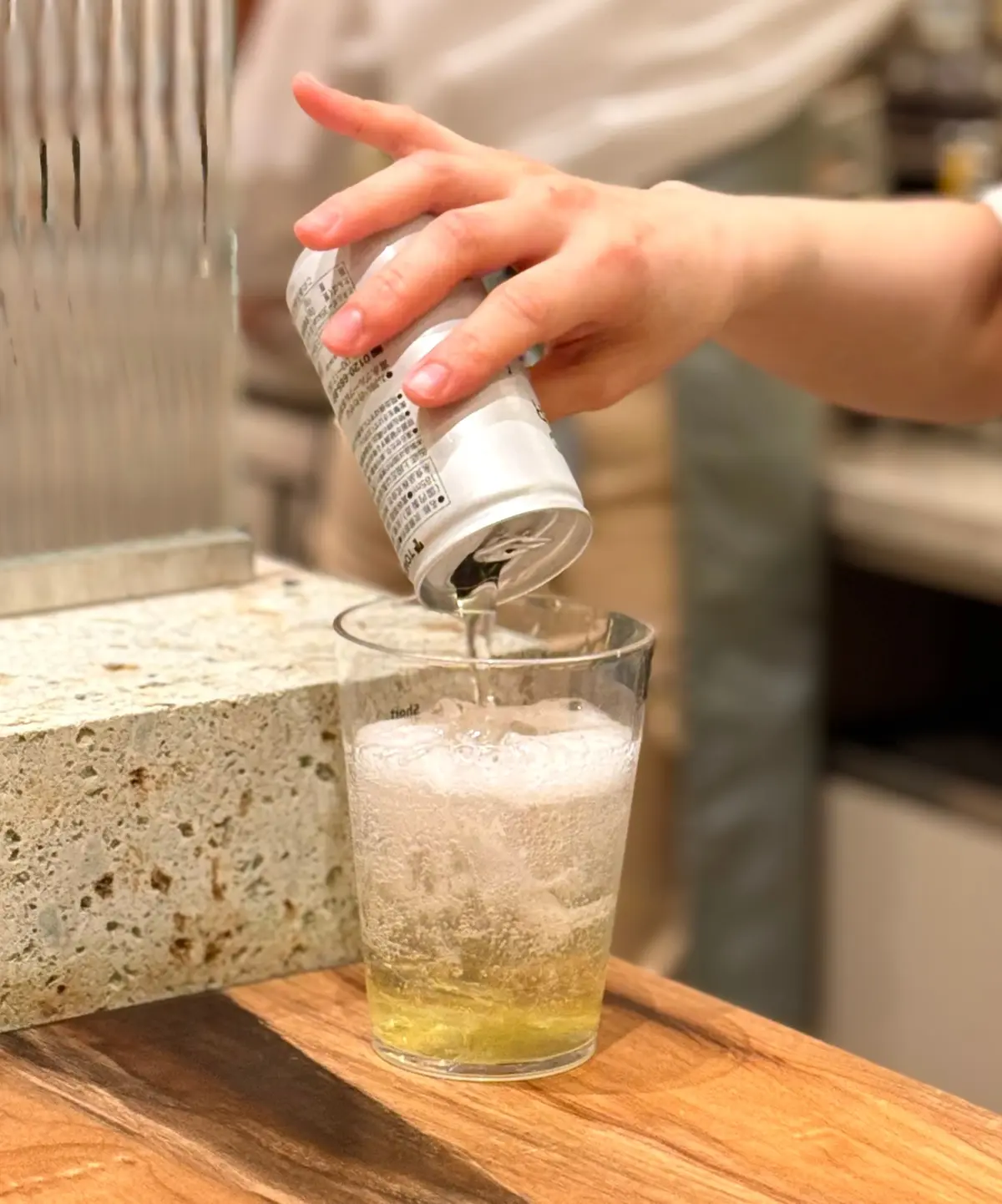 スタバ店舗限定「抹茶 グリーン ティー スパークリング」炭酸を注いでいる場面