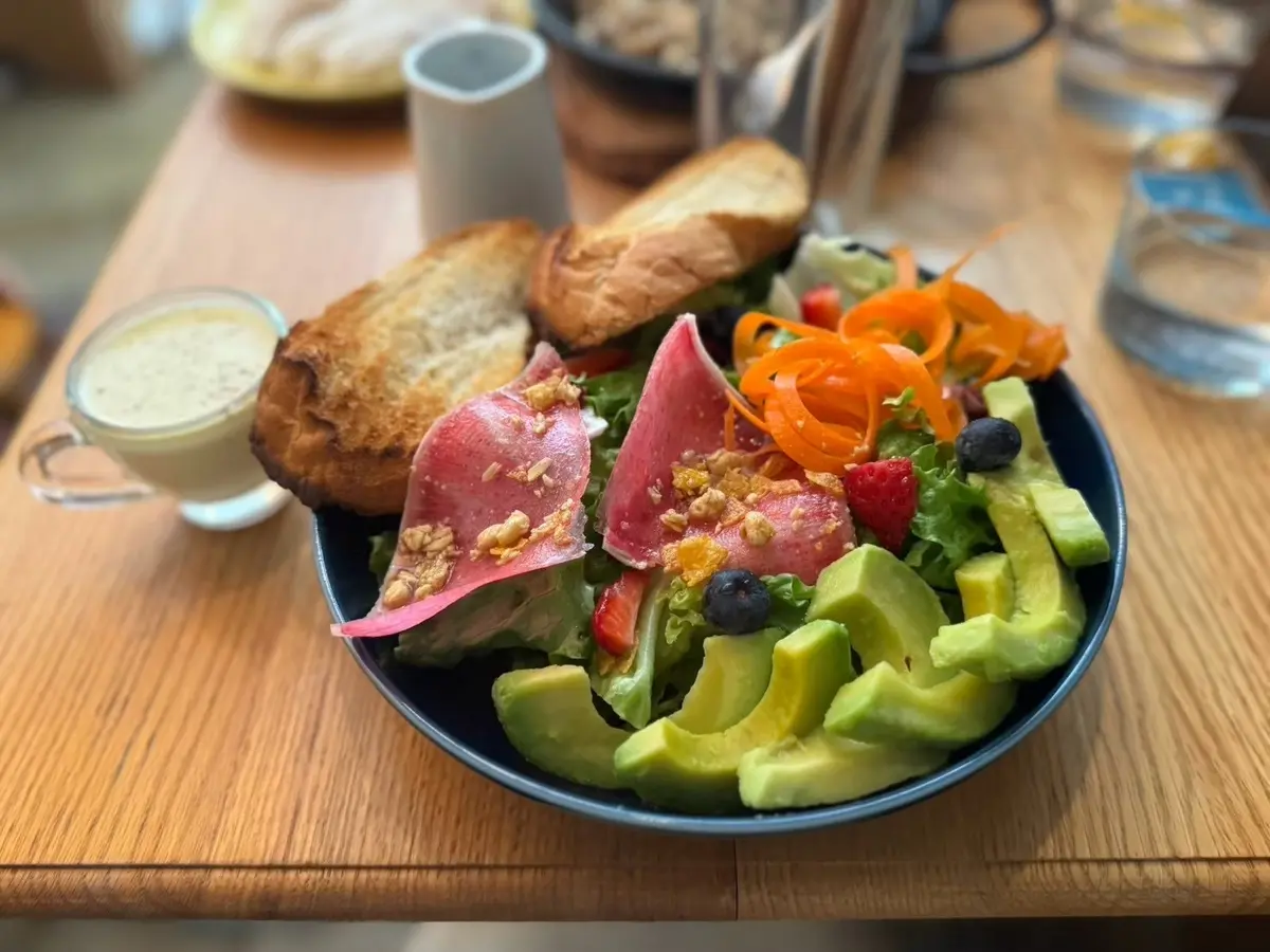 新大阪のカフェで食べたアボカドサラダの画像