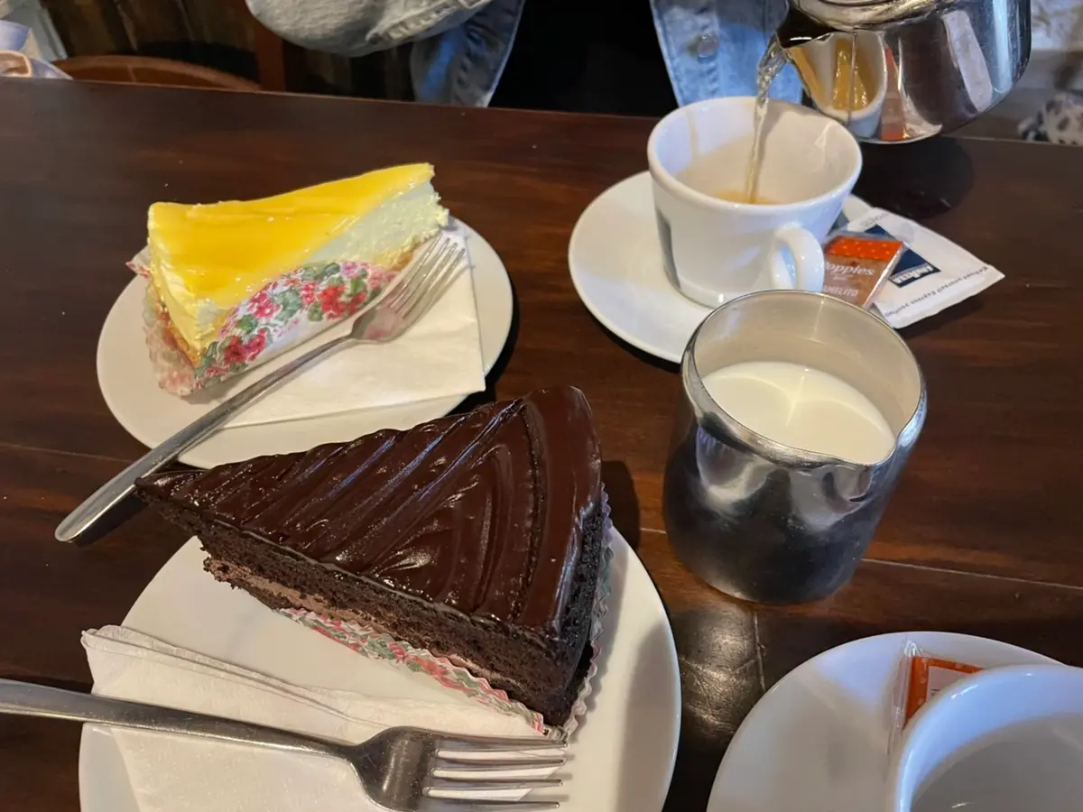 チョコレートケーキとレモンチーズケーキと紅茶