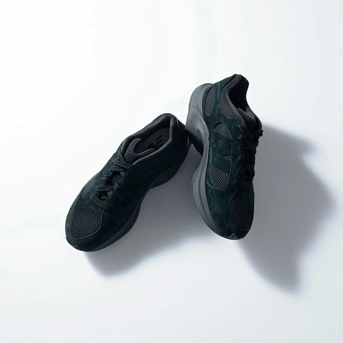 『ニューバランス』の黒スニーカー