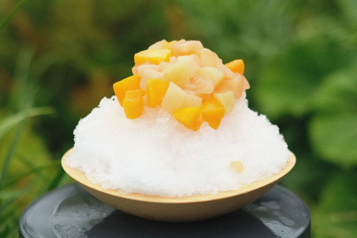 ジブリパークの無料エリア：ロタンダ 風ヶ丘のカフェテリアでいただける天然水のかき氷・2025年夏メニュー