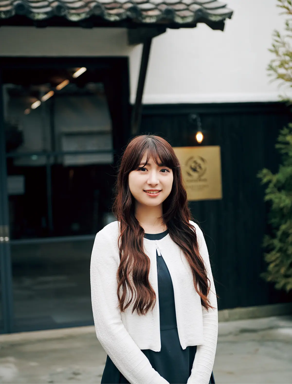 『CAFE BREW』の前に立つ飯盛日奈子さん