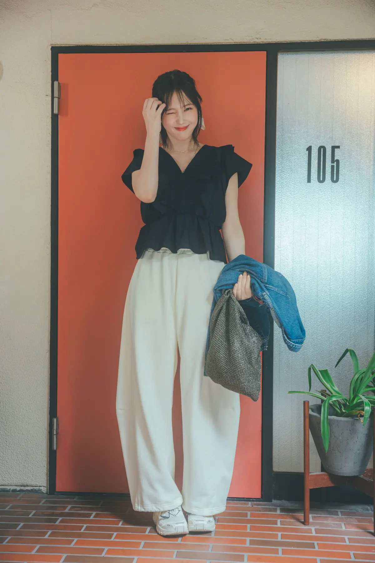 本田翼　黒のブラウスと白パンツのコーデ