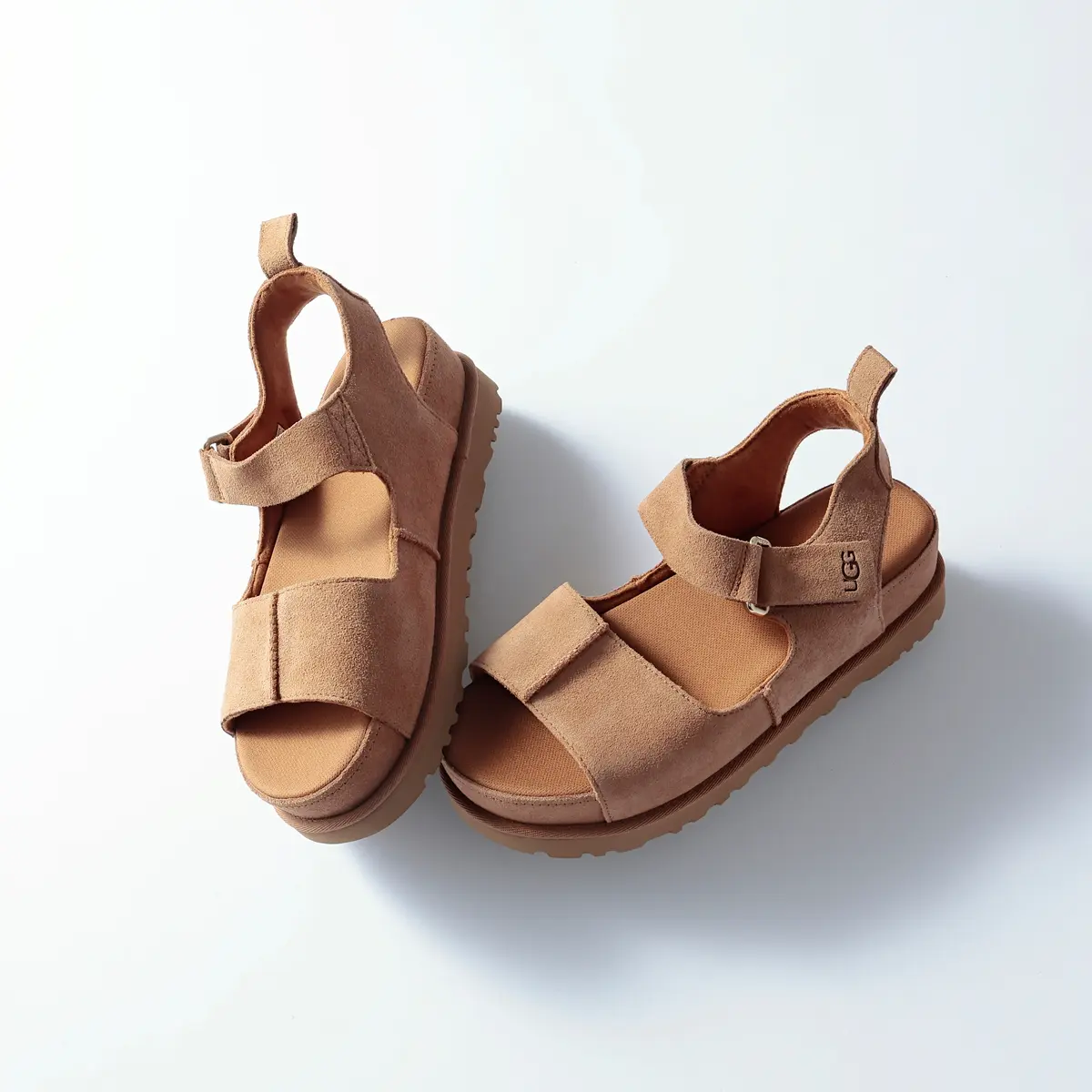 『アグ®』のキャメルサンダル
