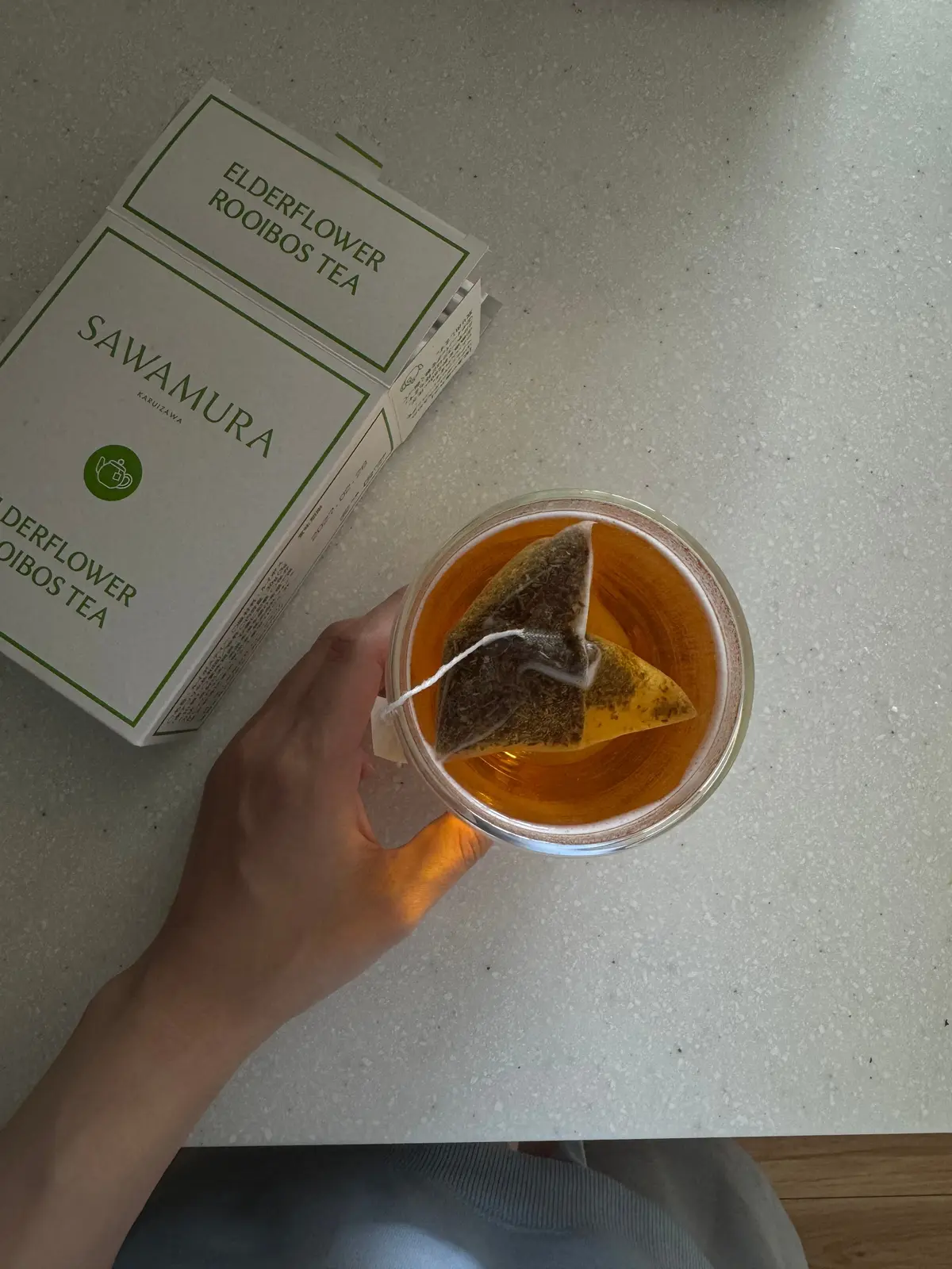 コップに入れたルイボスティーの写真