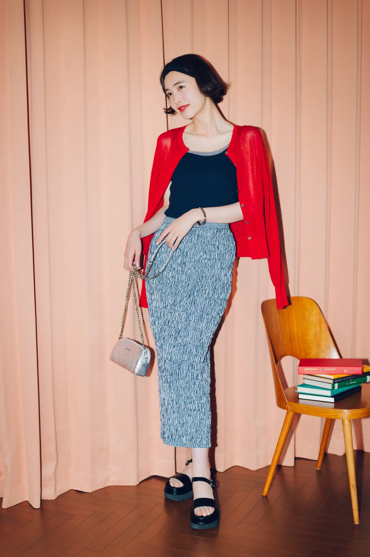 井桁弘恵　カーディガンとスカート　全身コーデ