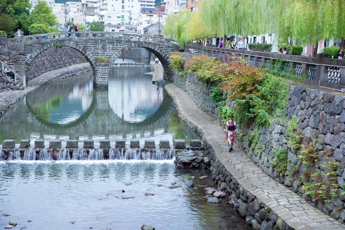 眼鏡橋と柳の木の美しい風景を生かして