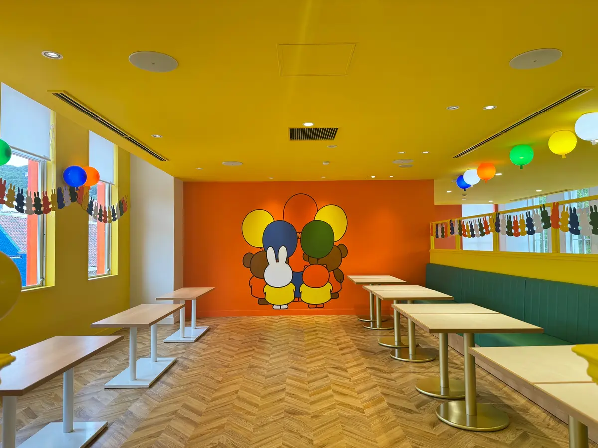 ミッフィー新エリアレストラン「エブリデイ ・セレブレーションキッチン」店内の様子　2階壁に描かれたミッフィーたちのアート