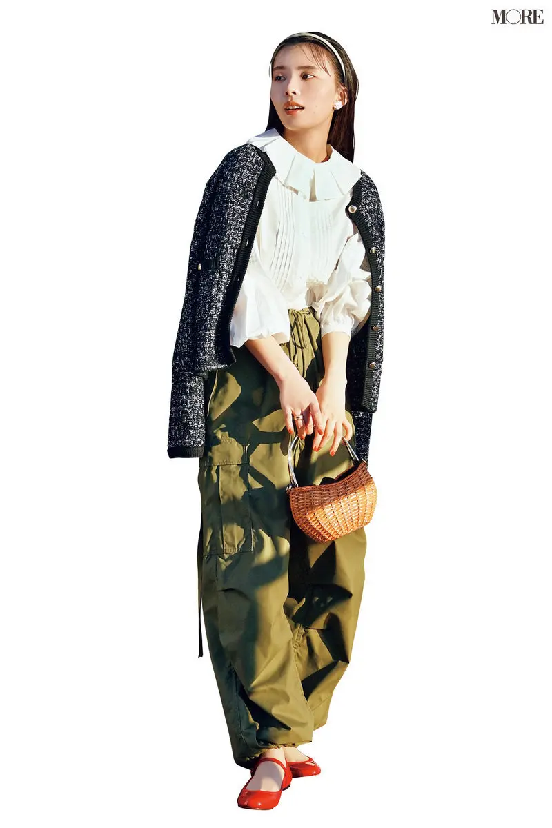 カーキ色カーゴパンツ×衿つきシャツ×ジャケットのコーデ