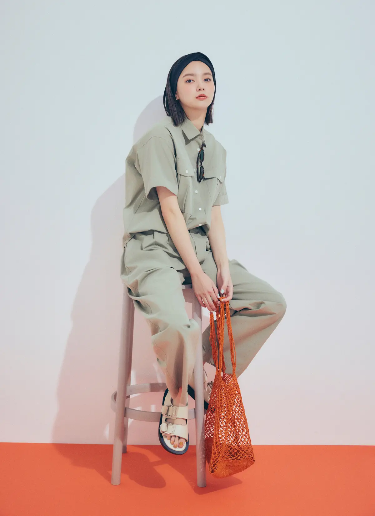 新川優愛 シャツとパンツ　全身