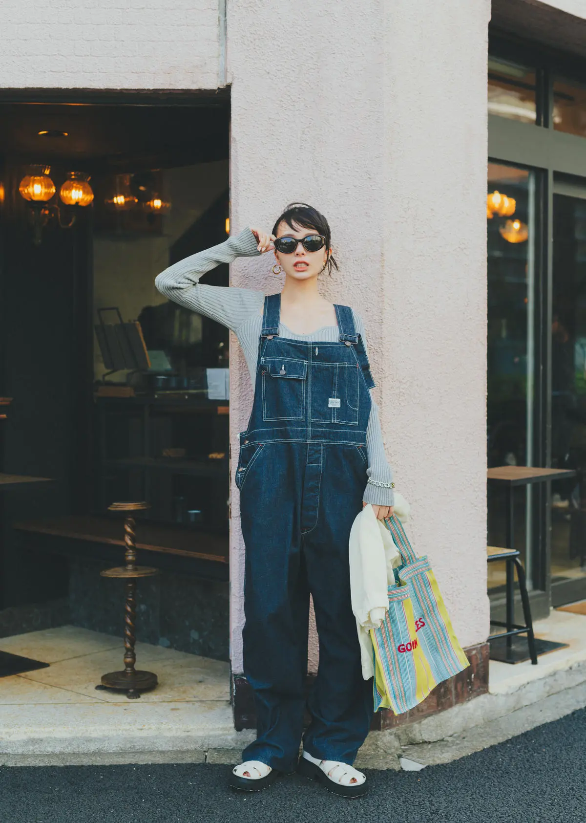 オーバルサングラス×デニムサロペットコーデ