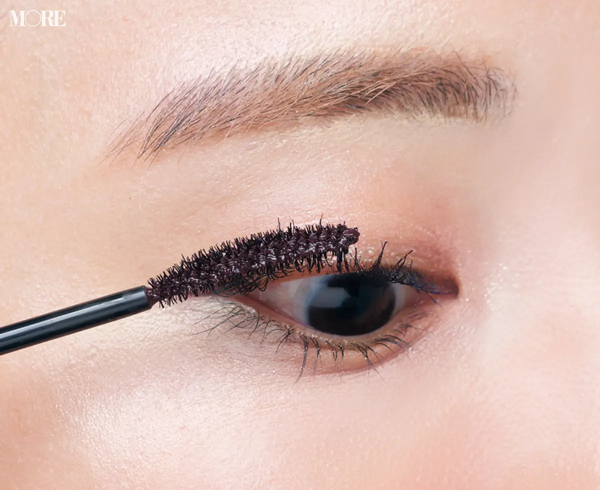 マスカラをつけている目元