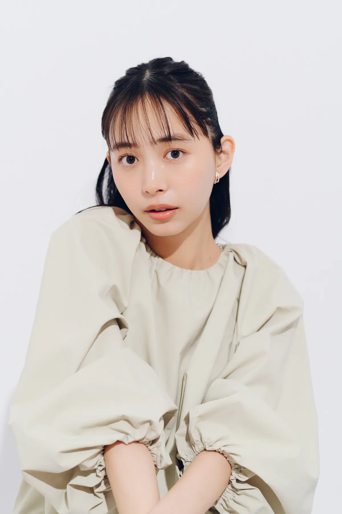 井桁弘恵　ベストとスカートコーデ　全身