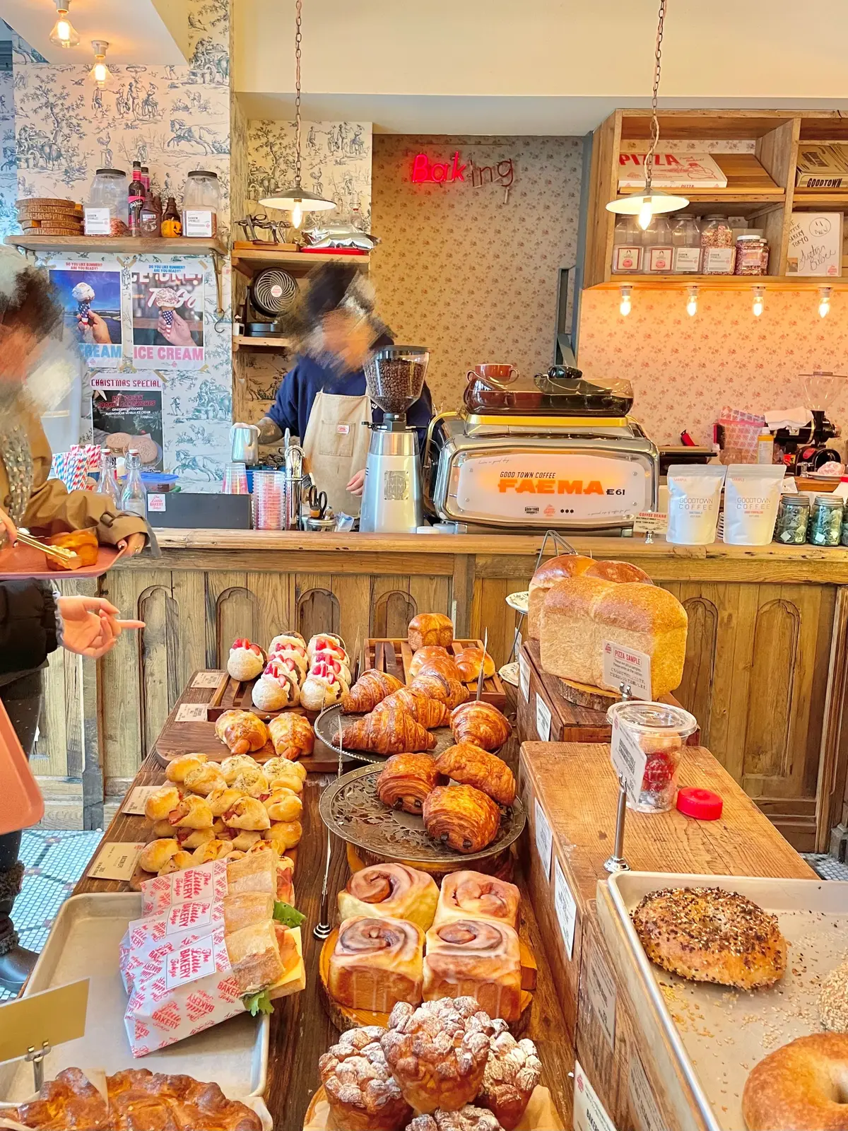 東京・原宿のベーカリーショップ「The Little BAKERY Tokyo（ザ リトル ベーカリー トーキョー）」のクロワッサンとマフィンがコラボレーションした「クロフィン」