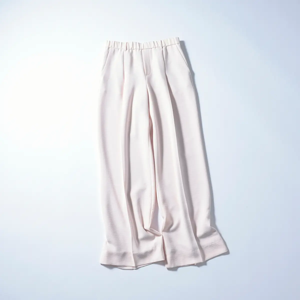 『インディヴィ』のセンタープレスパンツ