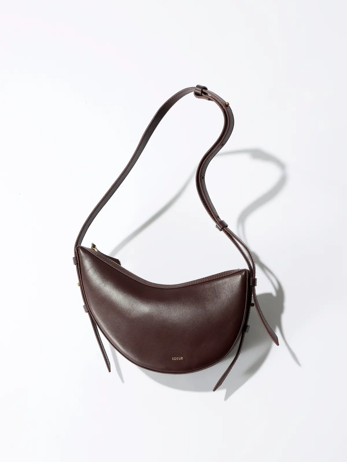 ブラウンのハーフムーンバッグ