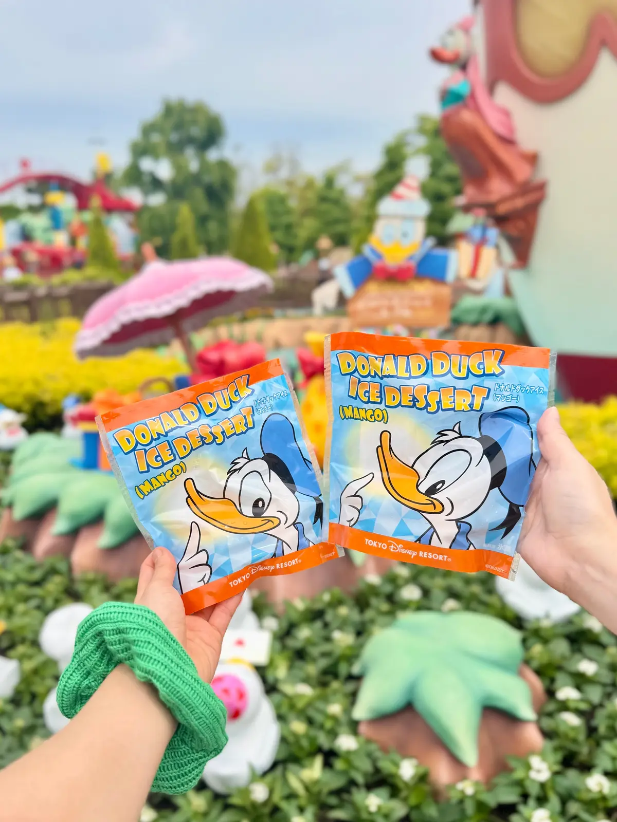 ディズニーランド食べ歩きおすすめ「ドナルドダックアイス」