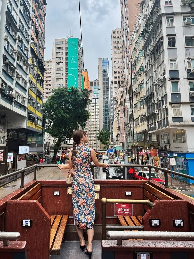 チャイナドレス着用の女性が「Tramoramic Tour（トラモラミック・ツアー）」を楽しんでいる様子