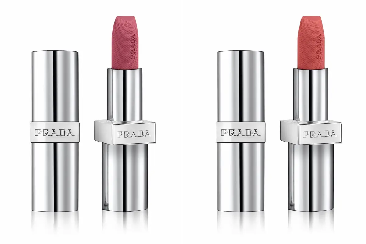 プラダ ビューティ モノクローム ウェイトレス リップカラー（スムース ナイロン）P160、P161 各¥7260 <2025年８月６日（水）限定発売＞