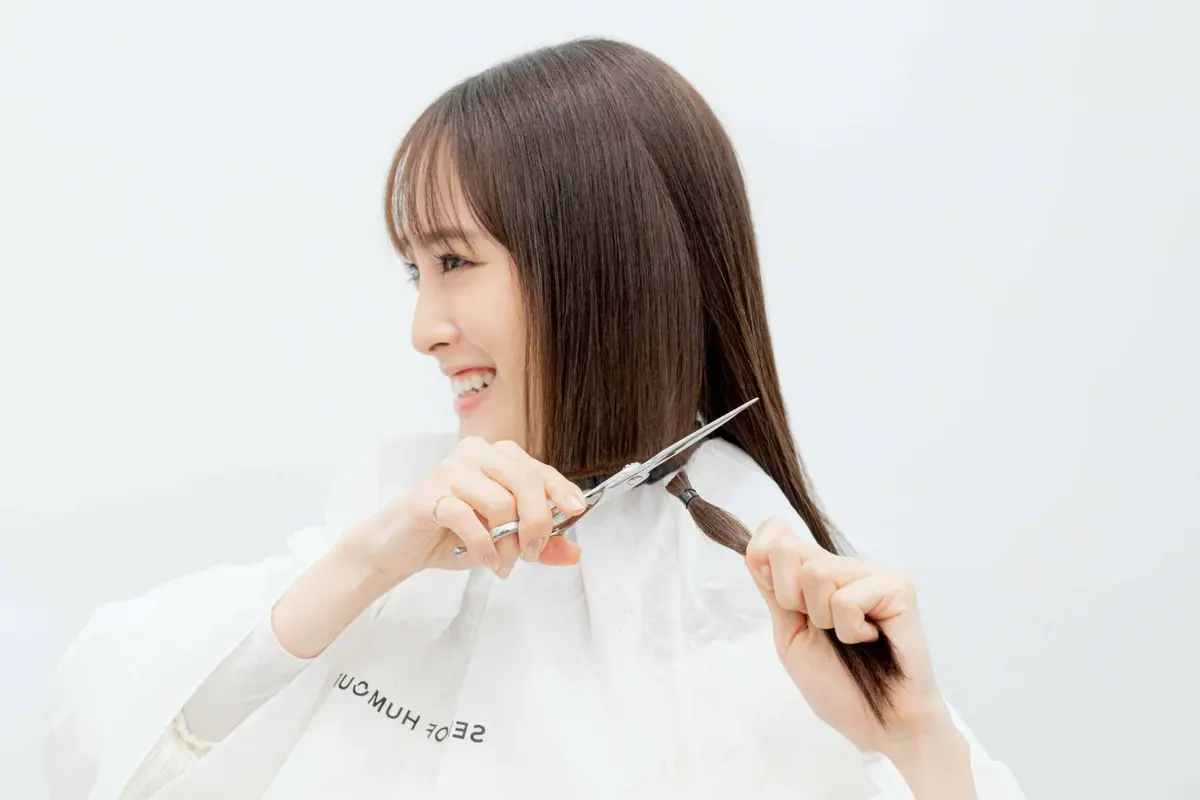 大友花恋　ヘアカットの様子２